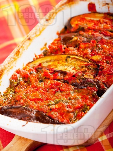 Печени патладжани на фурна по италиански с червени чушки (пиперки), домати, чесън и босилек - снимка на рецептата